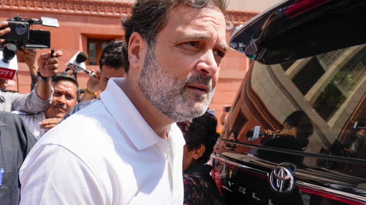 Rahul Gandhi: শুধুই ভারত নয়, ব্রিটেনেরও নাগরিক রাহুল? কেন্দ্রকে দ্রুত রিপোর্ট জমা দিতে নির্দেশ আদালতের