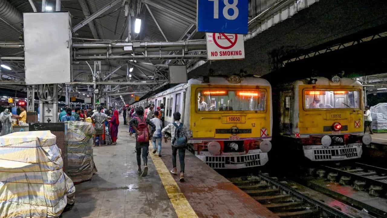 Indian Railway: এক ফোনেই হবে কাজ! যাত্রীদের 'কথা ভেবে' বড় ঘোষণা রেলের Indian Railway: এক ফোনেই হবে কাজ! যাত্রীদের 'কথা ভেবে' বড় ঘোষণা রেলের