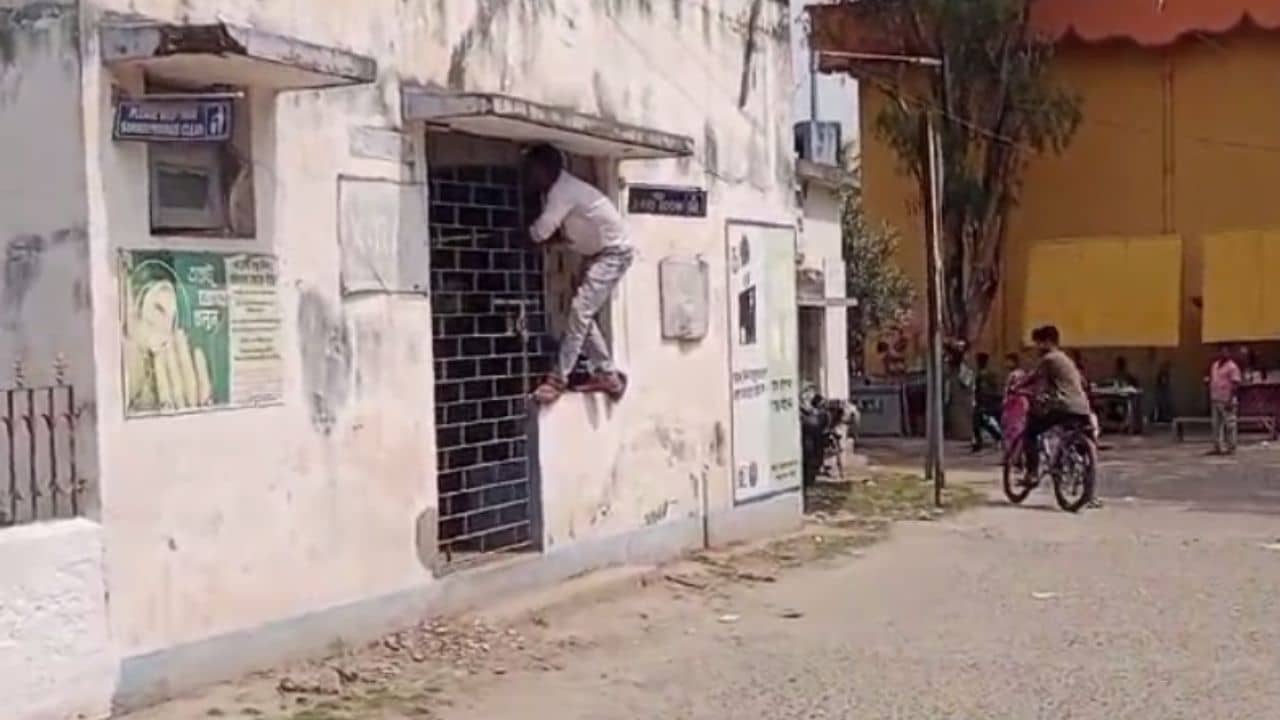 Malda: সরকারি হাসপাতাল থেকে বেরিয়ে ছুটে পালাচ্ছেন রোগীরা, হাঁপাতে-হাঁপাতে একজন বললেন...