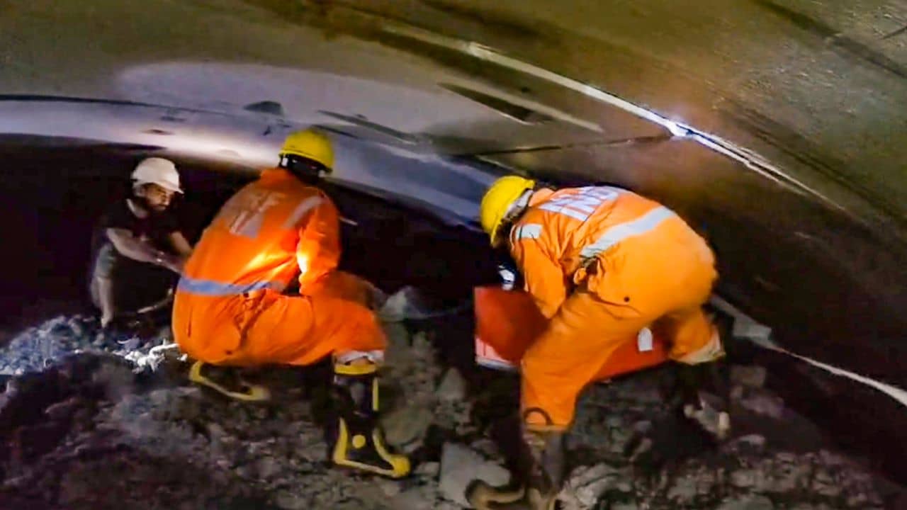 Telangana Tunnel Collapse: রোবট খুঁজবে শ্রমিক! ১৫ দিন কাটিয়ে তেলেঙ্গনার সুড়ঙ্গে মিলল এক শ্রমিকের দেহ, অন্ধকারে বাকি সাত
