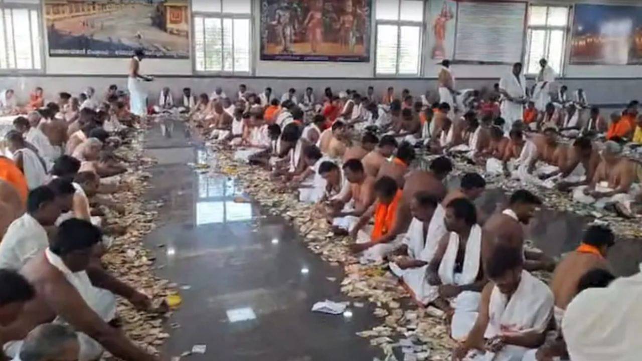 Cash Donation in Temple: লম্বা হয়ে মেঝেয় বসে টাকা গুনছেন পুরোহিতরা, কোথায় ঘটল এমন কাণ্ড?