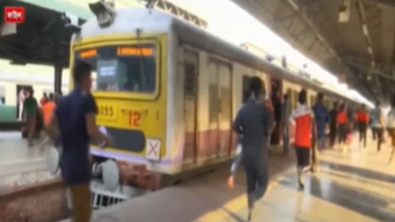 Train Delayed: উচ্চ মাধ্যমিকের প্রথম দিনেই রেল পরিষেবায় গণ্ডগোল! স্টেশনেই দাঁড়িয়ে থাকল একের পর এক ট্রেন