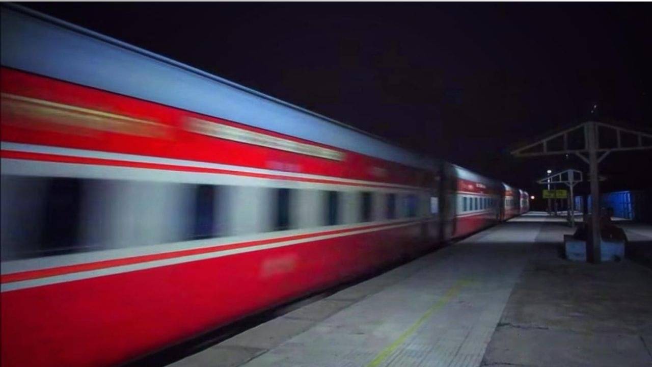 Railways: রাতে কেন স্পিড বাড়ায় ট্রেন, ভেবেছেন কখনও? উত্তরটা জানলে চমকে যাবেন