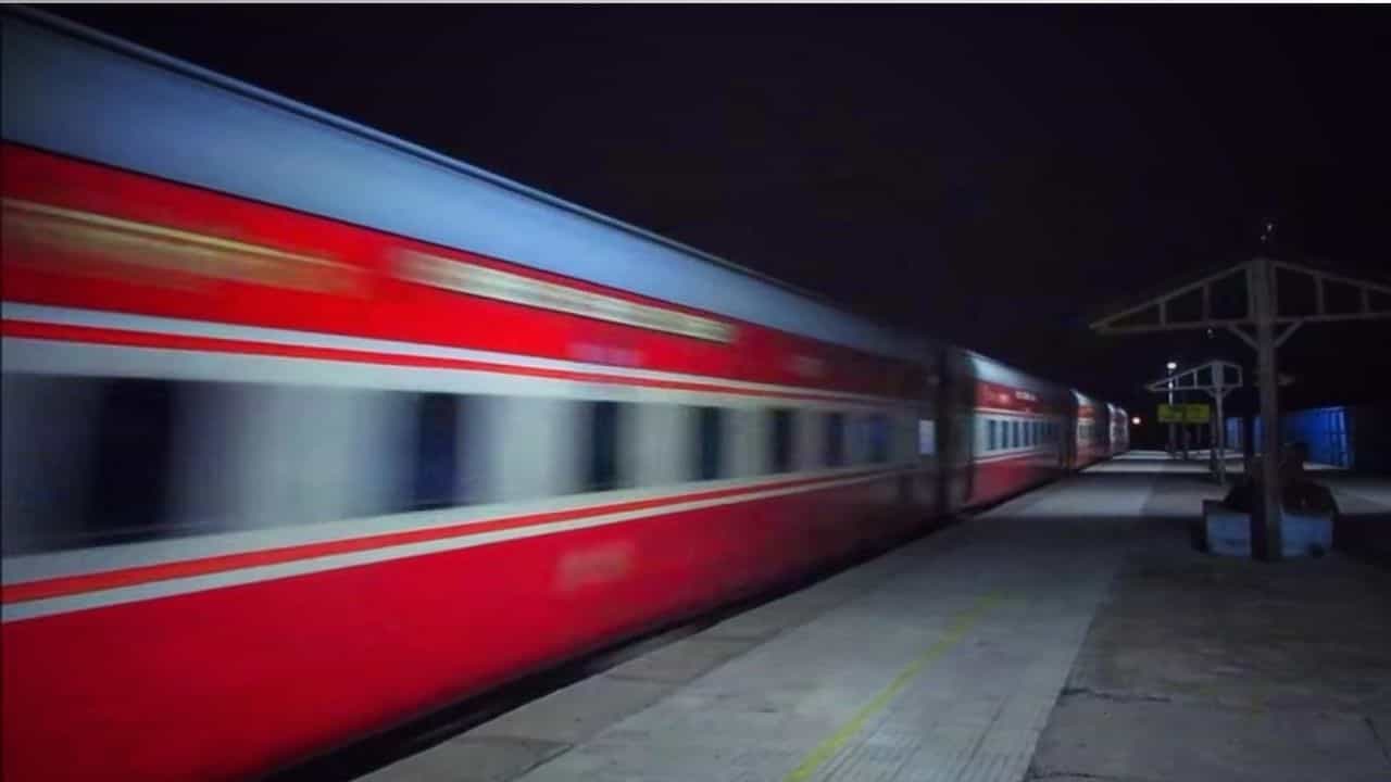 Indian Railways: গুজরাটের ভাবনগরের সঙ্গে পাল্লা শিয়ালদহ ডিভিশনের, তথ্য দিলেন রেলমন্ত্রীই