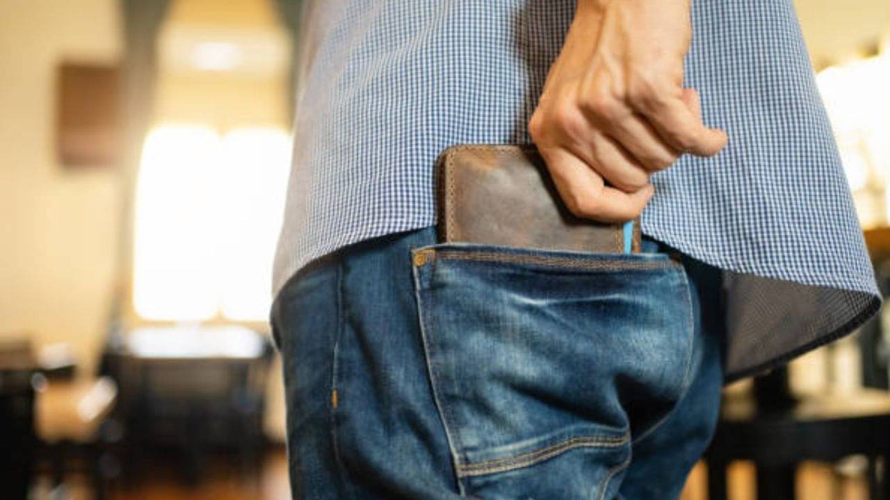 প্যান্টের পিছন পকেটে মানিব্যাগ রাখছেন? স্বভাব না পাল্টেই চরম বিপদ