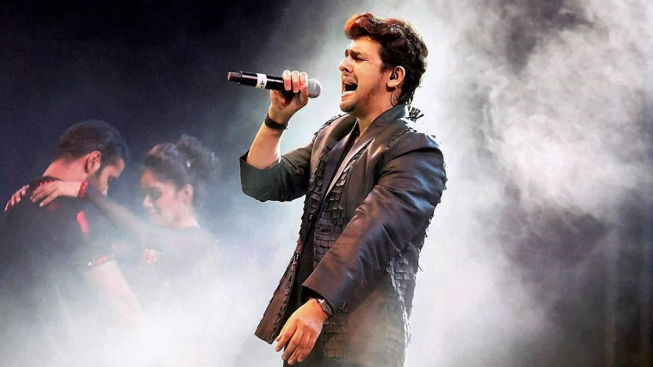 বুকে ছিটকে আসে ই-সিগারেট, সোনুর কনসার্টে এ কী ঘটল?