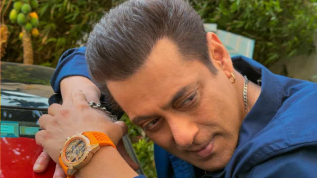 রমজান মাসে সলমনের হাতে রাম জন্মভূমি ঘড়ি, দাম শুনলে চমকে উঠবেন রমজান মাসে সলমনের হাতে রাম জন্মভূমি ঘড়ি, দাম শুনলে চমকে উঠবেন
