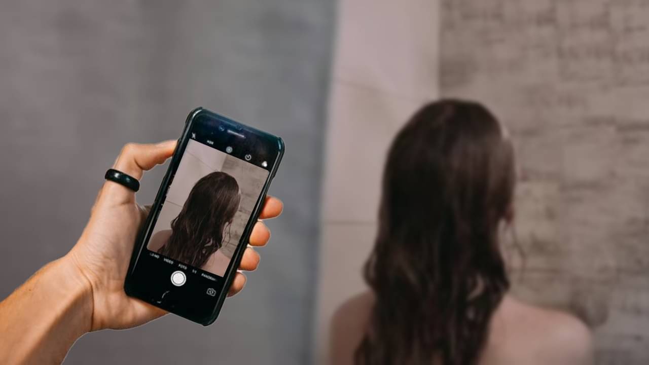 Baruipur: স্নানের সময় কিশোরীর নগ্ন ছবি তুলে সোশ্যাল মিডিয়ায় পোস্ট, কুপ্রস্তাবেরও অভিযোগ