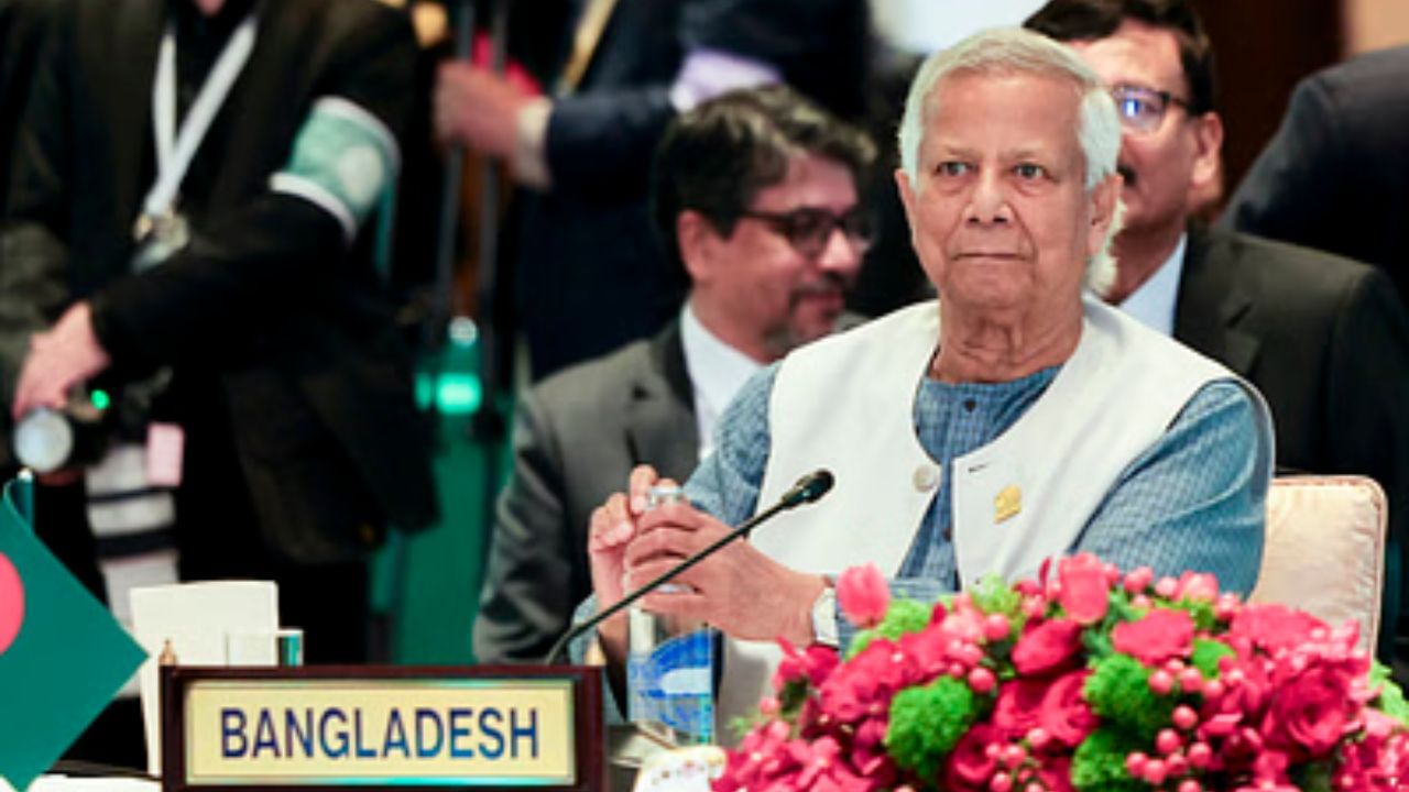 ফের ভারতের বিরুদ্ধে বড় ষড়যন্ত্র করছে বাংলাদেশ? ইউনূস সরকারের নতুন পদক্ষেপে সিঁদুরে মেঘ দেখছে দিল্লি। ইংরেজি সংবাদমাধ্যম টাইমস অফ ইন্ডিয়ার একটি প্রতিবেদন অনুসারে দক্ষিণ ত্রিপুরার উপর দিয়ে বয়ে চলা মুহুরি নদীর উপরে বাঁধ নির্মাণ করছে বাংলাদেশ। 