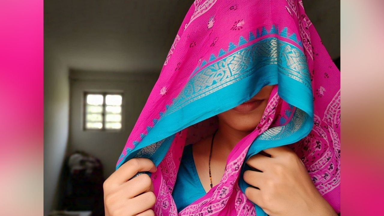 100 days Work: ঘোমটা দিয়ে মুখ ঢাকা, হাত বাড়িয়ে সবে টাকা নেবে, খপ করে ধরল আধিকারিক! ১০০ দিনের কাজের টাকা নিতে গিয়ে যা হল... 100 days Work: ঘোমটা দিয়ে মুখ ঢাকা, হাত বাড়িয়ে সবে টাকা নেবে, খপ করে ধরল আধিকারিক! ১০০ দিনের কাজের টাকা নিতে গিয়ে যা হল...