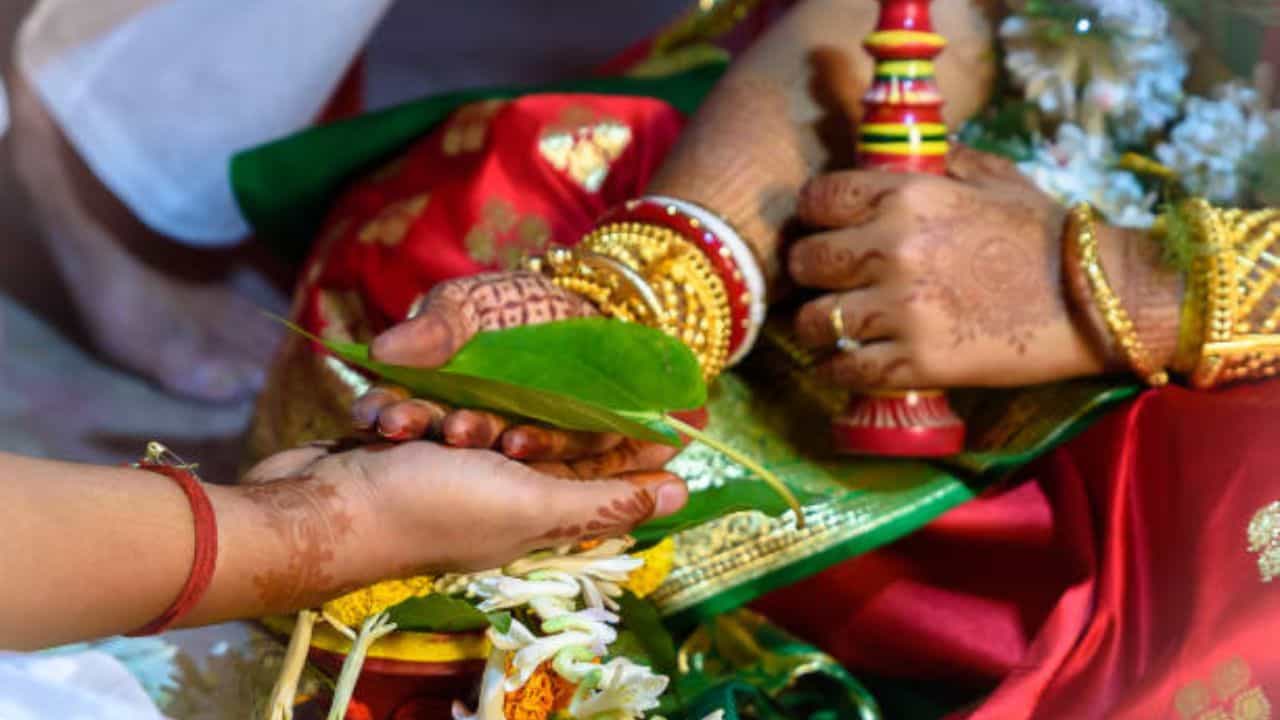 বৈশাখ মাস মানে কিন্তু শুধু পয়লা বৈশাখ আর নতুন বছরের সূচনা নয়। সঙ্গে আরও অনেক কিছু। নতুন আরও একবার জীবন চক্রের শুরু হওয়া। আবার হিন্দু শাস্ত্র মতে বৈশাখ মাস নতুন সম্পর্ক শুরু করার জন্যও বেশ উপযুক্ত।  তাই এই মাসে থাকে বিয়ের শুভ দিনক্ষণ। এই সময়ে প্রকাশ পায় নতুন পঞ্জিকা। যারা বিয়ের জন্য পরিকল্পনা করছেন, তাঁরা দেখে নিন ১৪৩২ সালে কোন মাসে কবে পড়েছে বিয়ের তারিখ। 