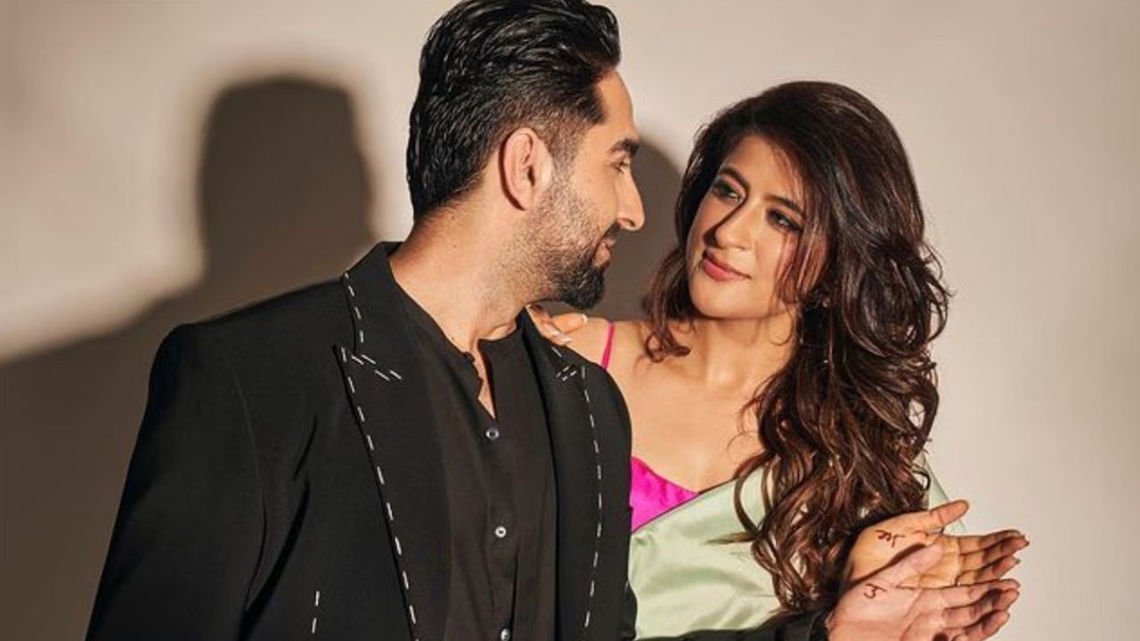 দুই হাত মাথার ওপরে তুলে আবারও দেখুন স্তনের আকারে কোনও পরিবর্তন হয়েছে কিনা বা কোথাও ফোলাভাব আছে কিনা। আপনার আঙ্গুলের ডগা ব্যবহার করে বৃত্তাকার গতিতে স্তনের বাইরের দিক থেকে স্তনের কেন্দ্রীয় দিকে আসুন এবং চাপ দিয়ে দেখুন কোনও লাম্পস অনুভব হচ্ছে কিনা।