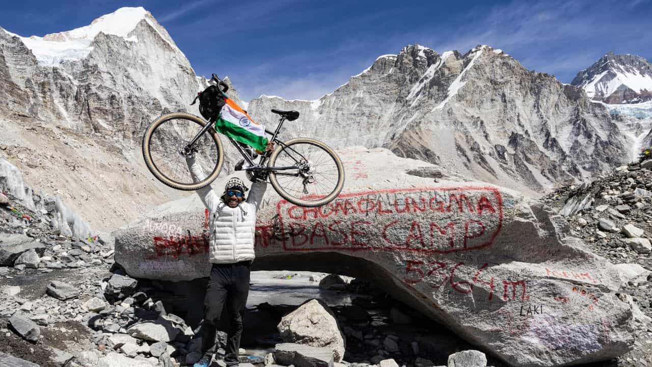 Cycling In Himalaya: সাইকেল চালিয়ে দিঘা থেকে সোজা এভারেস্ট! বাঙালির মাউন্টেন ম্যানকে চেনেন? Cycling In Himalaya: সাইকেল চালিয়ে দিঘা থেকে সোজা এভারেস্ট! বাঙালির মাউন্টেন ম্যানকে চেনেন?