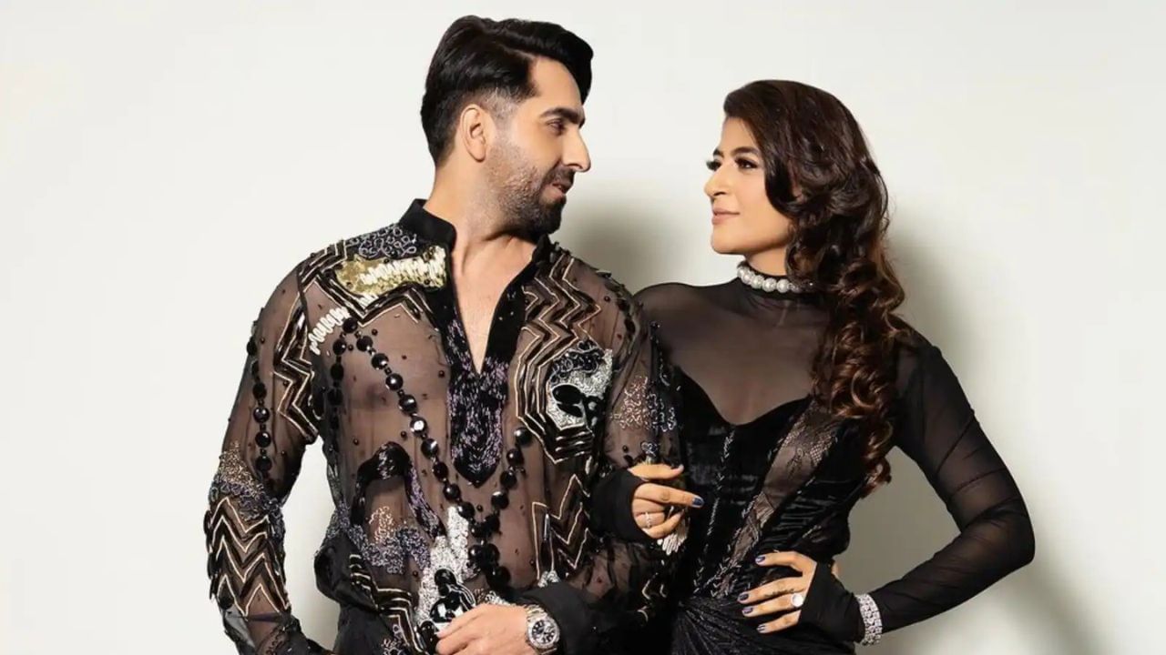 শুয়ে থাকা অবস্থায় স্তন টিস্যু সমানভাবে ছড়িয়ে যায়। বিপরীত হাত ব্যবহার করে প্রতিটি স্তন ভালোভাবে পরীক্ষা করুন। হালকাভাবে প্রতিটি স্তনবৃন্ত চাপ দিন এবং দেখুন কোনও তরল বেরোচ্ছে কিনা (যেমন- রক্ত, পুঁজ বা দুধের মতো তরল)।