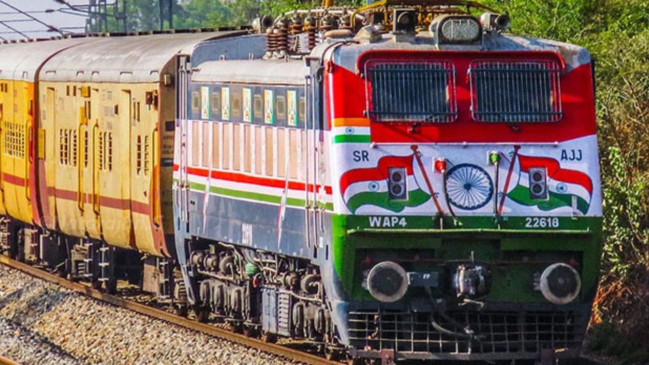 রেলওয়ের নিয়ম অনুসারে, হাইড্রোক্লোরিক অ্যাসিড, টয়লেট পরিষ্কারের অ্যাসিড, সব ধরণের শুকনো ঘাস, পাতা বা বর্জ্য কাগজ, তেল, গ্রীস ইত্যাদির মতো বিপজ্জনক তরল বহন করা নিষিদ্ধ। সঙ্গে নিষিদ্ধ একটি ফলও।