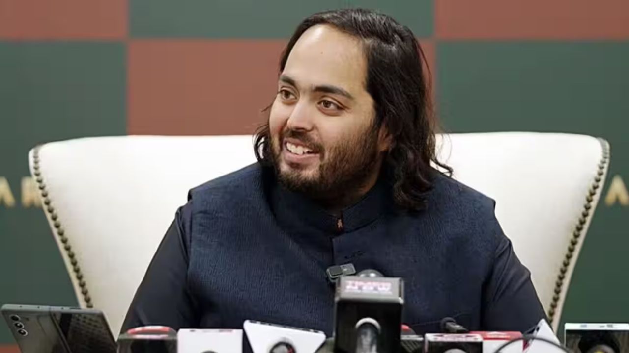 ক'দিন আগেই রাধিকা মার্চেন্টের সঙ্গে বিবাহ বন্ধনে আবদ্ধ হয়েছেন অম্বানিদের ছোট ছেলে অনন্ত আম্বানি। অম্বানি ভাইবোনদের মধ্যে সর্বকনিষ্ঠ তিনি। পশুপ্রেমী হিসাবে খ্যাতি রয়েছে। অনন্ত অম্বানি জিওতে জ্বালানি ও টেলিকম কার্যক্রম পরিচালনা করেন। জিও প্ল্যাটফর্ম এবং রিলায়েন্স রিটেইল ভেঞ্চারসের বোর্ডের পরিচালক হিসেবে দায়িত্ব পালন করেন। তাঁর মোট সম্পদ ৪০ বিলিয়ন মার্কিন ডলার বা ৩,৩২,৪৮২ কোটি টাকা। বার্ষিক আয় ৪.২ কোটি টাকা।