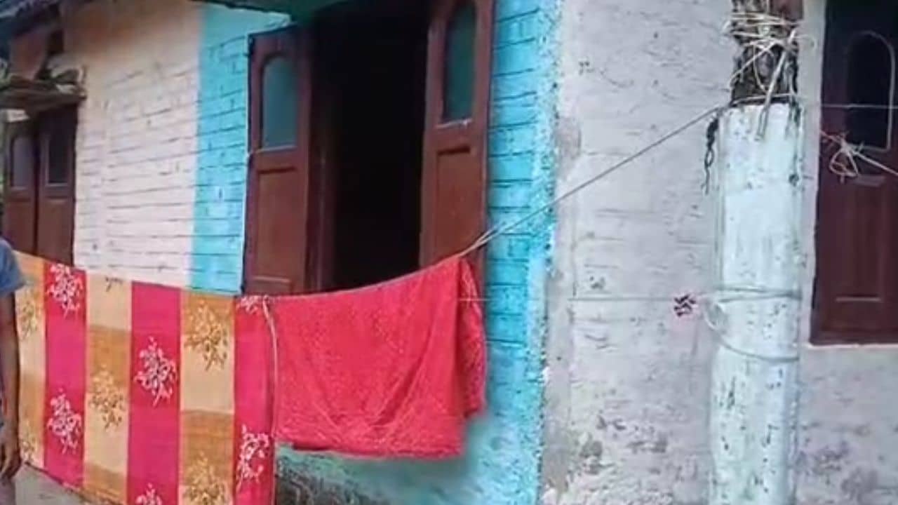 Alipurduar: জানালা দিয়ে ঢুকে ব্লেড দিয়ে কাপড় কেটে ধর্ষণের চেষ্টার অভিযোগ