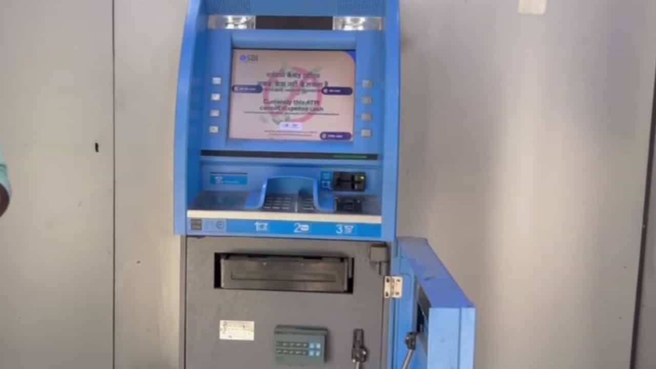 ATM: সেলোটেপ লাগিয়ে টাকা তোলার ধান্দা, 'চোর'কে ধরলেন ATM-এর কর্মীরা ATM: সেলোটেপ লাগিয়ে টাকা তোলার ধান্দা, 'চোর'কে ধরলেন ATM-এর কর্মীরা