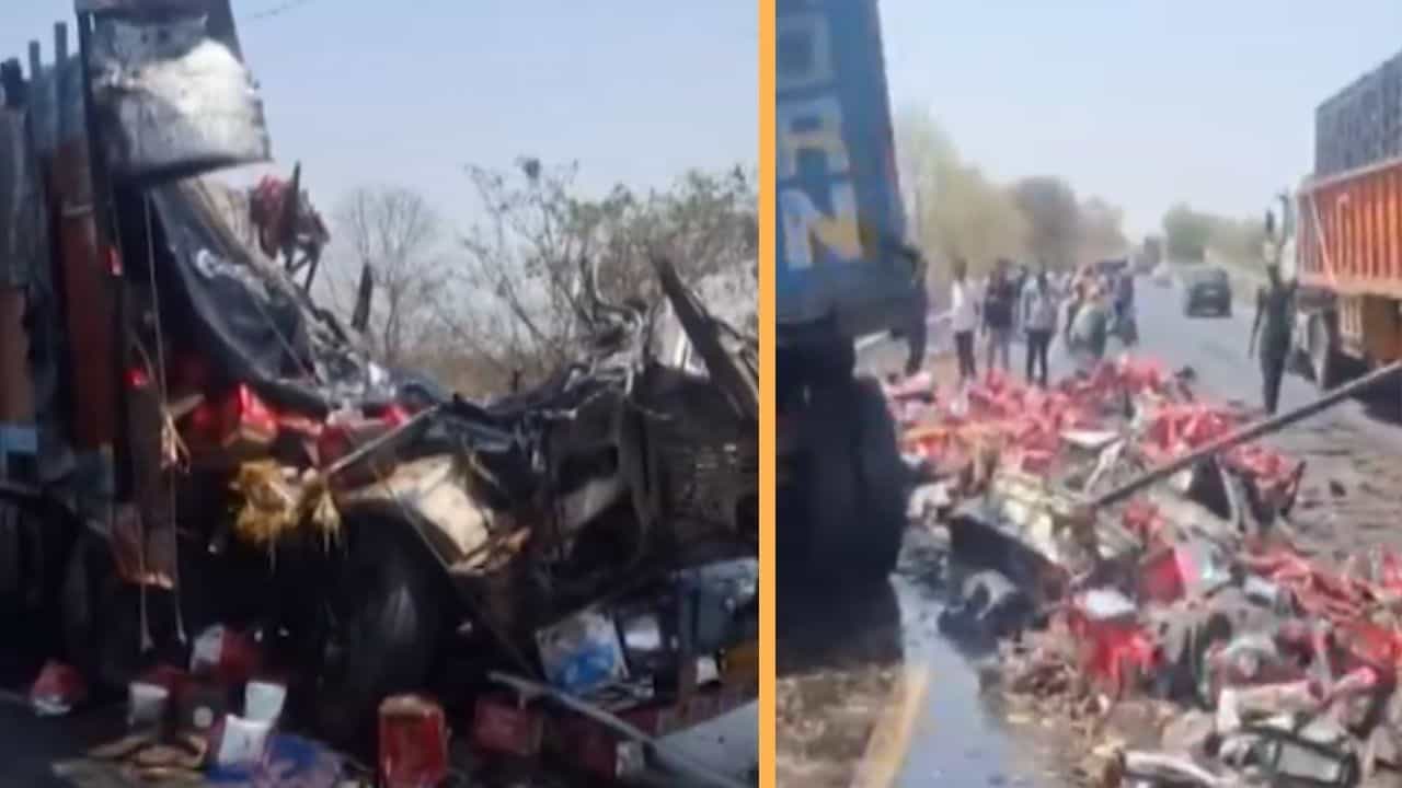 Accident: ট্রাক ওল্টাতেই গাড়ি এনে চলল দেদার তেল লুট, তবুও চালক-খালাসিকে হাসপাতালে নিয়ে গেল না কেউ! কাতরাতে কাতরাতে মৃত্যু Accident: ট্রাক ওল্টাতেই গাড়ি এনে চলল দেদার তেল লুট, তবুও চালক-খালাসিকে হাসপাতালে নিয়ে গেল না কেউ! কাতরাতে কাতরাতে মৃত্যু
