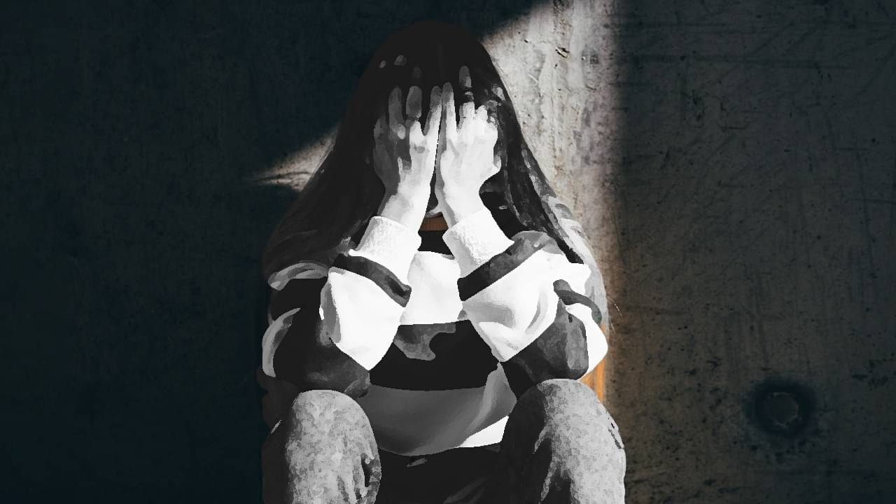 সিনেমা হলে ঢুকতেই নায়িকার কোমরে চিমটি কাটেন ভক্ত! ছবির প্রিমিয়ারে যা ঘটে তা ভয়ানক