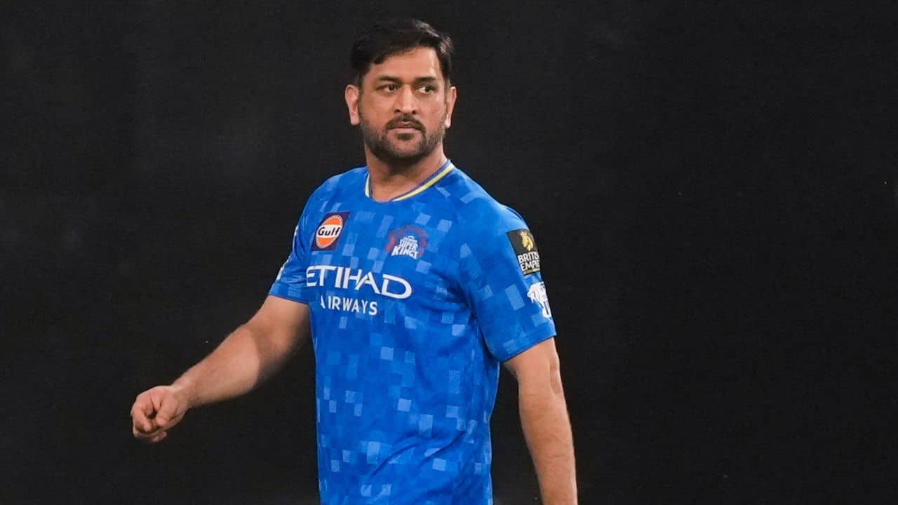 MS Dhoni: ধোনি দিলওয়ালা! হুইলচেয়ারে ভক্তকে দেখেই এগিয়ে গেলেন ক্যাপ্টেন কুল, তারপর...