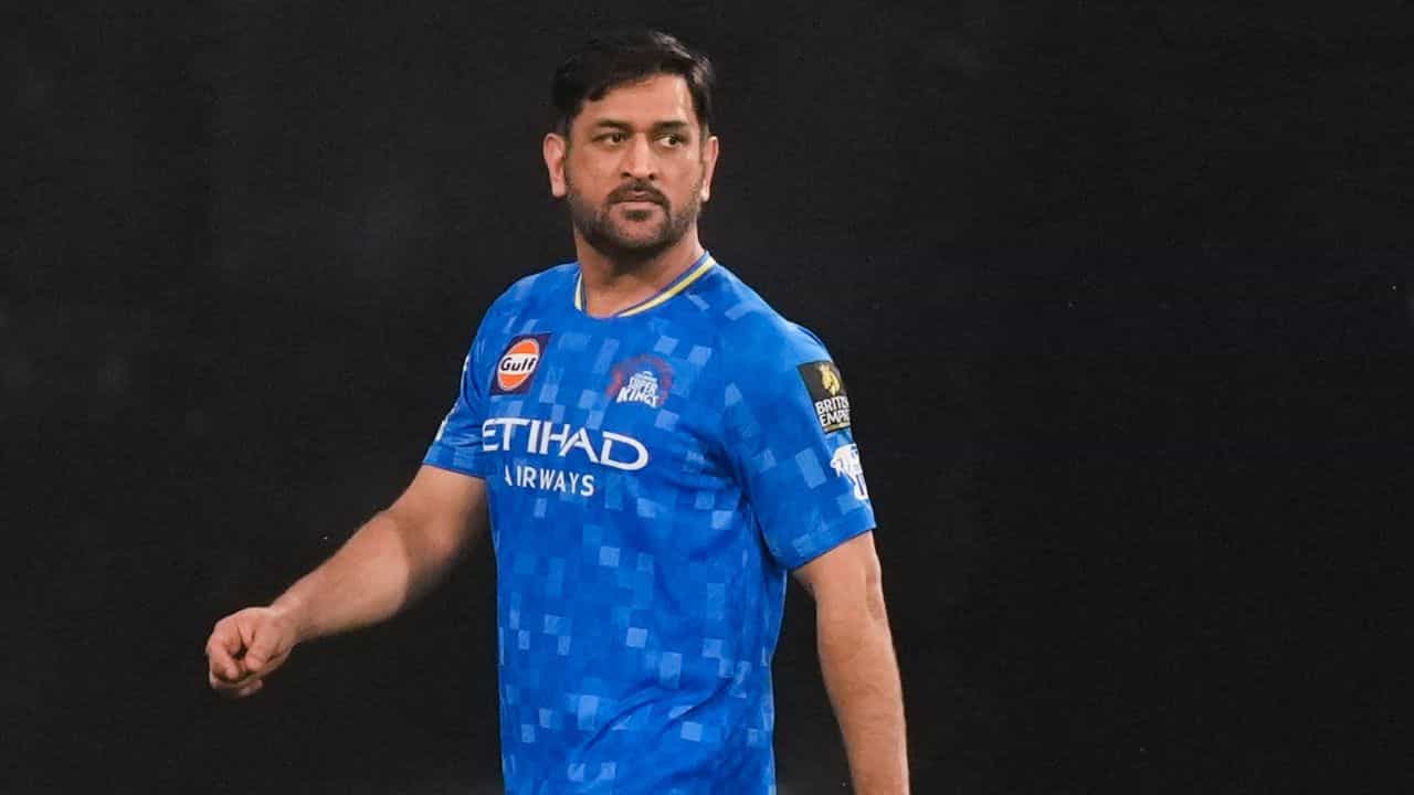 MS Dhoni: ধোনি দিলওয়ালা! হুইলচেয়ারে ভক্তকে দেখেই এগিয়ে গেলেন ...