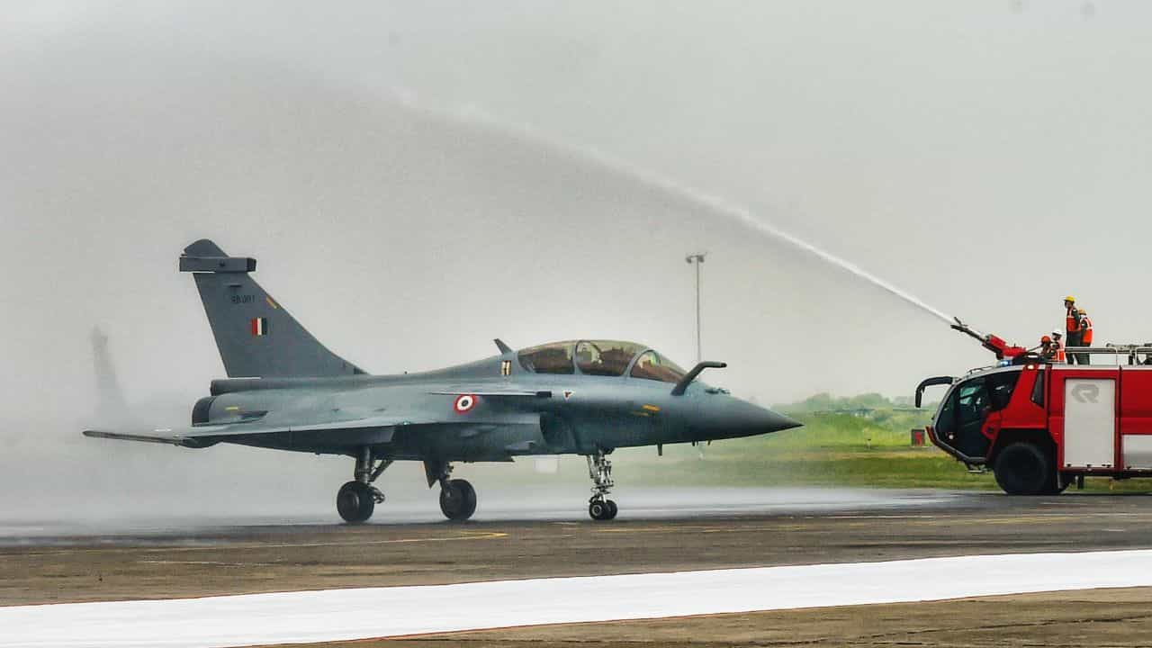 Indian Aircraft Cyber Attack: মায়ানমারে ত্রাণ বিলি করতে যাওয়ার পথে 'হামলার' মুখে ভারতীয় সেনা Indian Aircraft Cyber Attack: মায়ানমারে ত্রাণ বিলি করতে যাওয়ার পথে 'হামলার' মুখে ভারতীয় সেনা