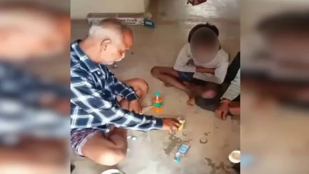 VIDEO: ক্লাসের মধ্যেই বসল আসর, ছাত্রদের কাপে মদ ঢালছেন শিক্ষক, বলছেন, 'জল মিশিয়ে নিস...' VIDEO: ক্লাসের মধ্যেই বসল আসর, ছাত্রদের কাপে মদ ঢালছেন শিক্ষক, বলছেন, 'জল মিশিয়ে নিস...'