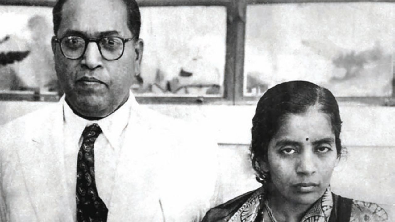 ভারতীয় সংবিধান তৈরি করেছিলেন বি আর আম্বেদকর। সমাজ সংস্কারেই তাঁর জীবন অর্পণ করেছিলেন। ৫৭ বছর বয়সে এসে তিনি বিয়ে করেন ৩৯ বছরের ড: সারদা কবীরকে।