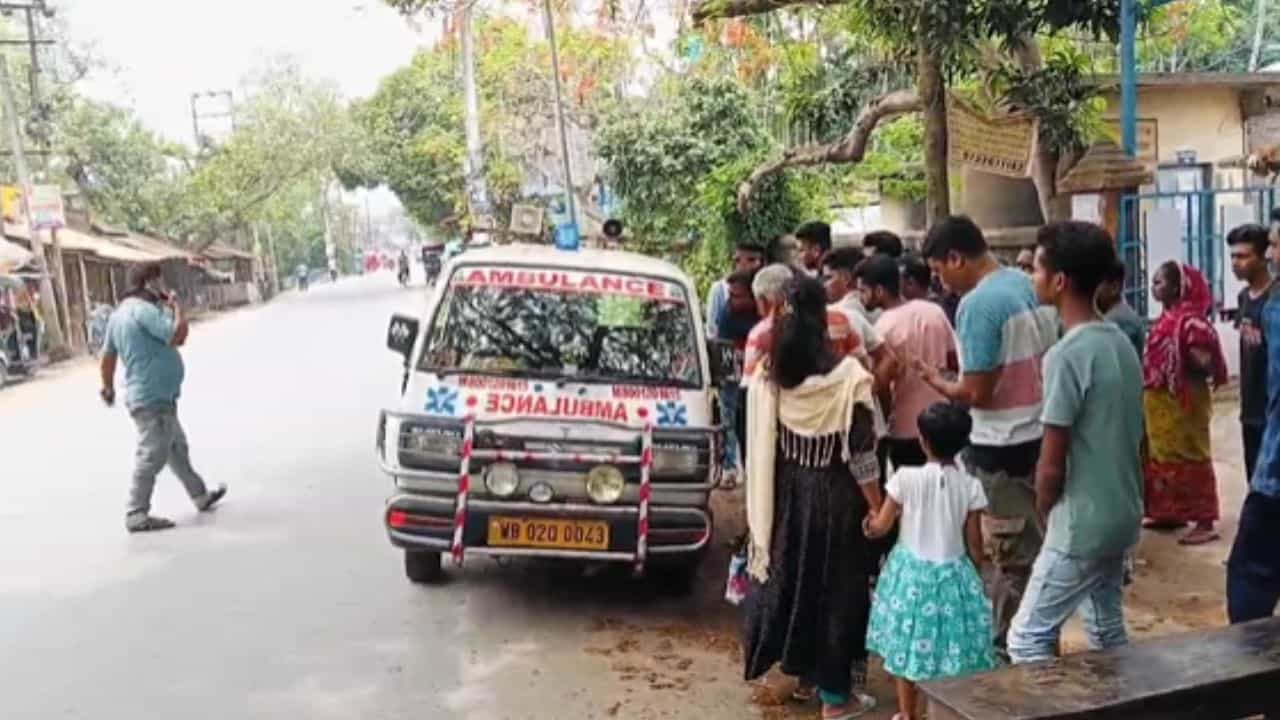 Baduria: মাথায় রড দিয়ে মার, আক্রান্ত তিতুমীরের বংশধর Baduria: মাথায় রড দিয়ে মার, আক্রান্ত তিতুমীরের বংশধর