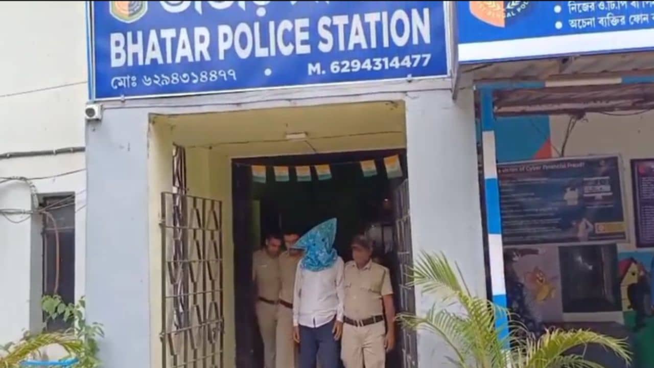 Burdwan: পাসপোর্ট পেতে জাল শংসাপত্র দেওয়ার অভিযোগ, ধৃত ২