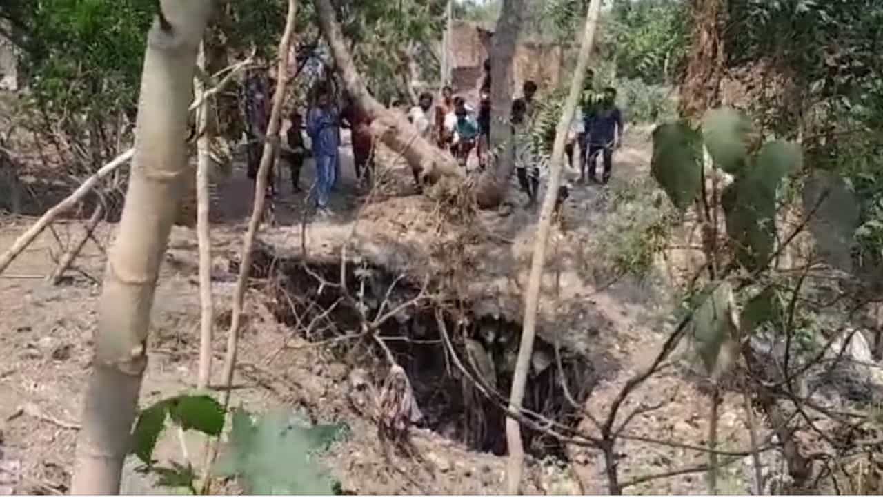 Asansol: বড়-বড় গর্ত, বাড়ি-বাড়িতে ফাটল, বিক্ষোভ আসানসোলবাসীর Asansol: বড়-বড় গর্ত, বাড়ি-বাড়িতে ফাটল, বিক্ষোভ আসানসোলবাসীর