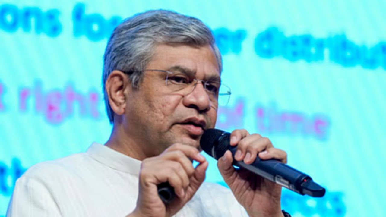 Ashwini Vaishnaw: ৫-৬মাসের মধ্যে আসছে ভারতের নিজস্ব এআই মডেল! রেল সুরক্ষা কবচ নিয়েও বড় খবর দিলেন রেলমন্ত্রী?