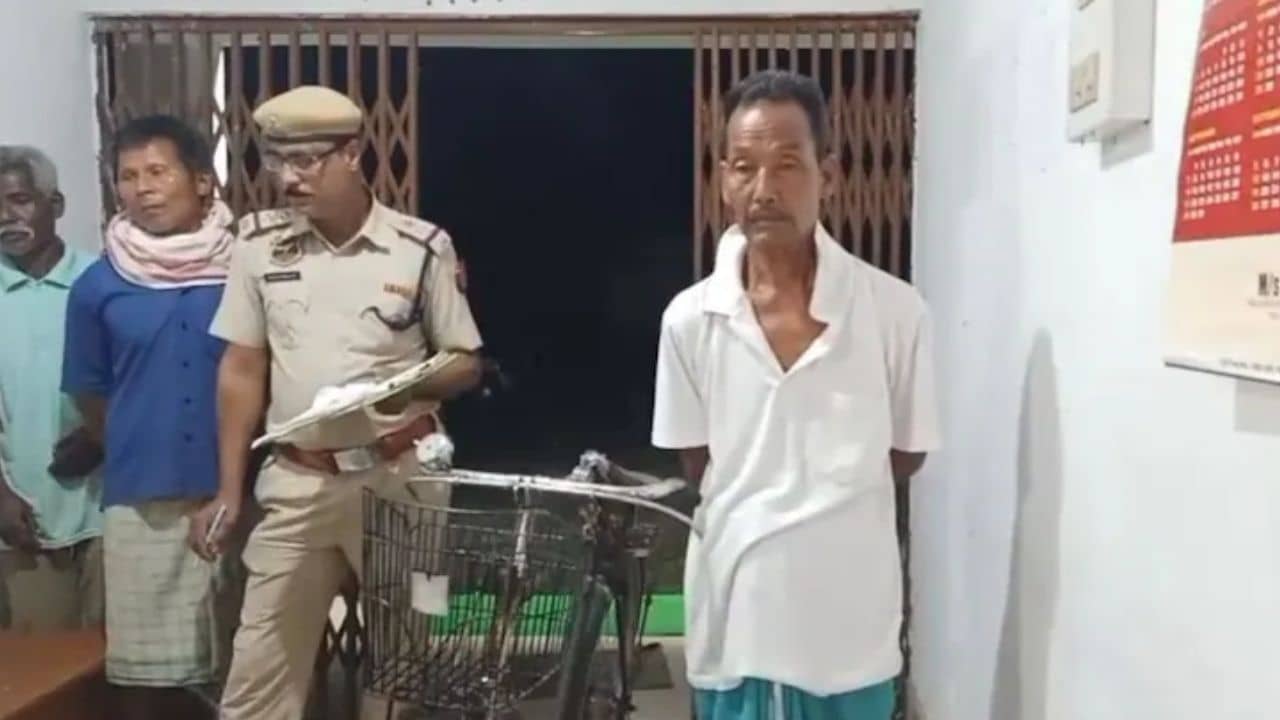 বাড়ি ফিরেই এক কোপে ধড় থেকে আলাদা করেছিলেন স্ত্রীর মুণ্ড, সাইকেলে সেটা সাজিয়েই থানায় হাজির বৃদ্ধ!