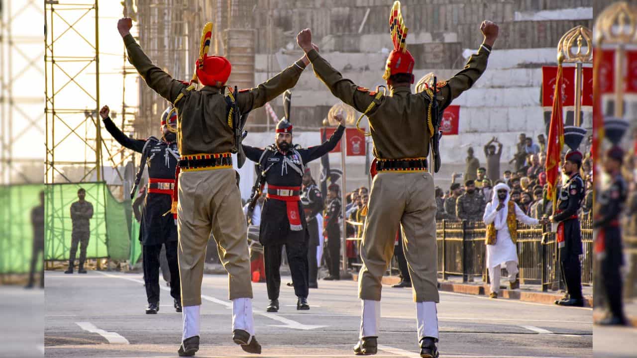 Attari-Wagah Border: জঙ্গি হামলার জবাবে বন্ধ সীমান্ত, কী প্রভাব পড়বে ভারতের বাণিজ্য ও অর্থনীতিতে? Attari-Wagah Border: জঙ্গি হামলার জবাবে বন্ধ সীমান্ত, কী প্রভাব পড়বে ভারতের বাণিজ্য ও অর্থনীতিতে?