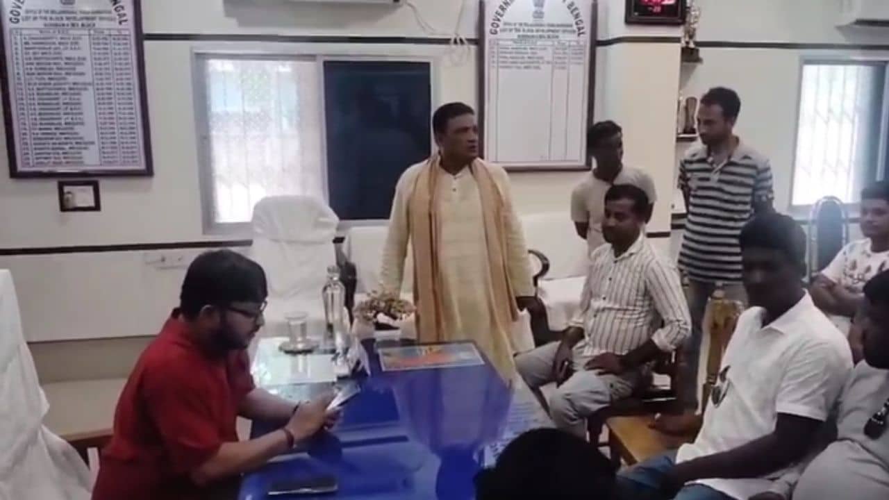 TMC: বিডিও-কে গালি, উপপ্রধানকে মারধরের অভিযোগ, ধুন্ধুমার বিডিও অফিসেই