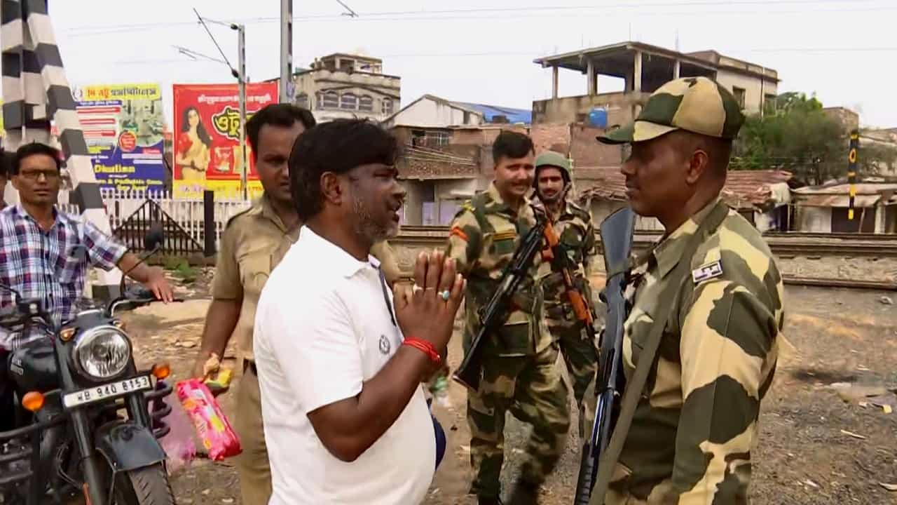 Murshidabad Unrest: ‘বাঁচান আমাদের, আমরা আর পারছি না’, মুর্শিদাবাদে BSF নামতেই হাতজোড় করে কাতর আর্জি Murshidabad Unrest: ‘বাঁচান আমাদের, আমরা আর পারছি না’, মুর্শিদাবাদে BSF নামতেই হাতজোড় করে কাতর আর্জি