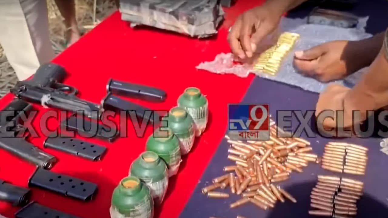 BSF: সীমান্তে বড় নাশকতার ছক বানচাল করল BSF, উদ্ধার সাড়ে ৪ কেজি আরডিএক্স-সহ প্রচুর আগ্নেয়াস্ত্র