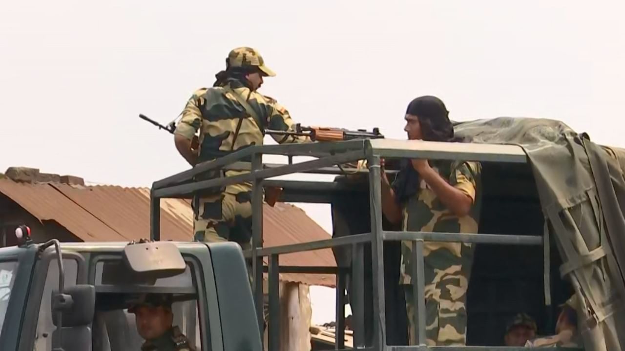 BSF on Pakistan: শুধু সেনা নয়, এবার পাকিস্তানিকে গুলিতে ঝাঁঝরা করল BSF BSF on Pakistan: শুধু সেনা নয়, এবার পাকিস্তানিকে গুলিতে ঝাঁঝরা করল BSF