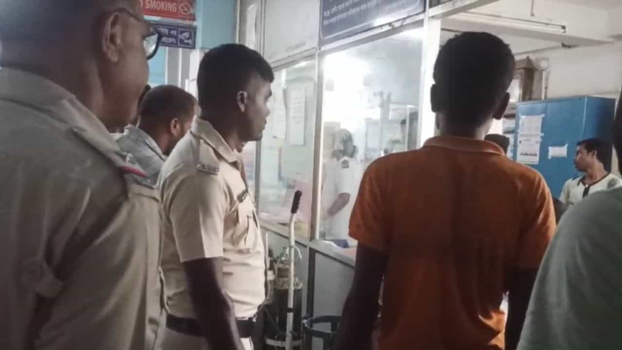 Malda: রয়েছে পশু পাচারেরও অভিযোগ, জঙ্গি সন্দেহে মালদহ থেকে গ্রেফতার বাংলাদেশি Malda: রয়েছে পশু পাচারেরও অভিযোগ, জঙ্গি সন্দেহে মালদহ থেকে গ্রেফতার বাংলাদেশি