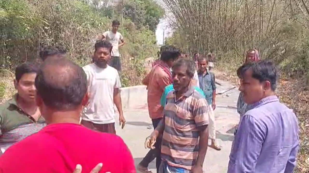 Balurghat: ১১ লক্ষ টাকার ব্যয়ে তৈরি রাস্তা,৭২ ঘণ্টার মধ্যেই উঠল পিচ