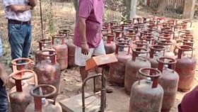 গ্যাসের সিলিন্ডারের ভিতর থেকে বেরচ্ছে জল! 'আজব' ঘটনা এ রাজ্যে