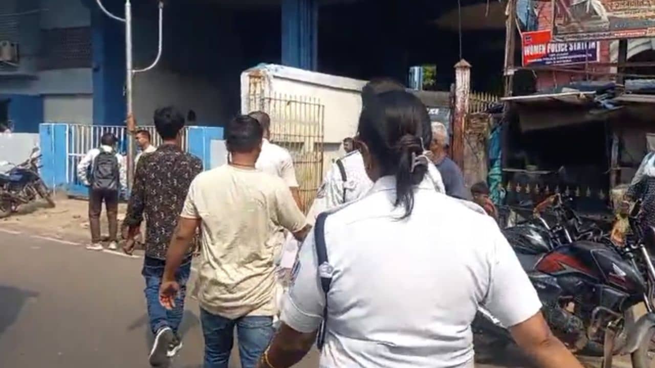 Howrah: দেখাতে পারেননি বৈধ কাগজ, হাওড়া স্টেশন থেকে গ্রেফতার দুই বাংলাদেশি