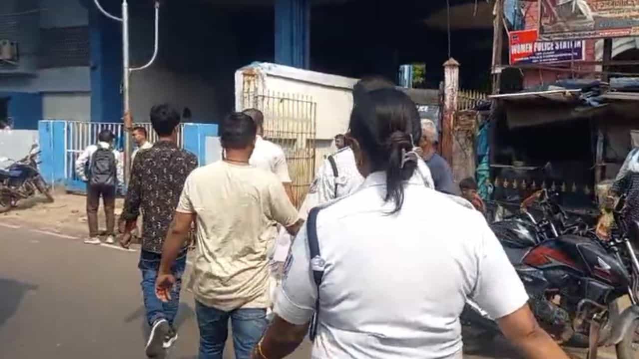 Howrah: দেখাতে পারেননি বৈধ কাগজ, হাওড়া স্টেশন থেকে গ্রেফতার দুই বাংলাদেশি Howrah: দেখাতে পারেননি বৈধ কাগজ, হাওড়া স্টেশন থেকে গ্রেফতার দুই বাংলাদেশি