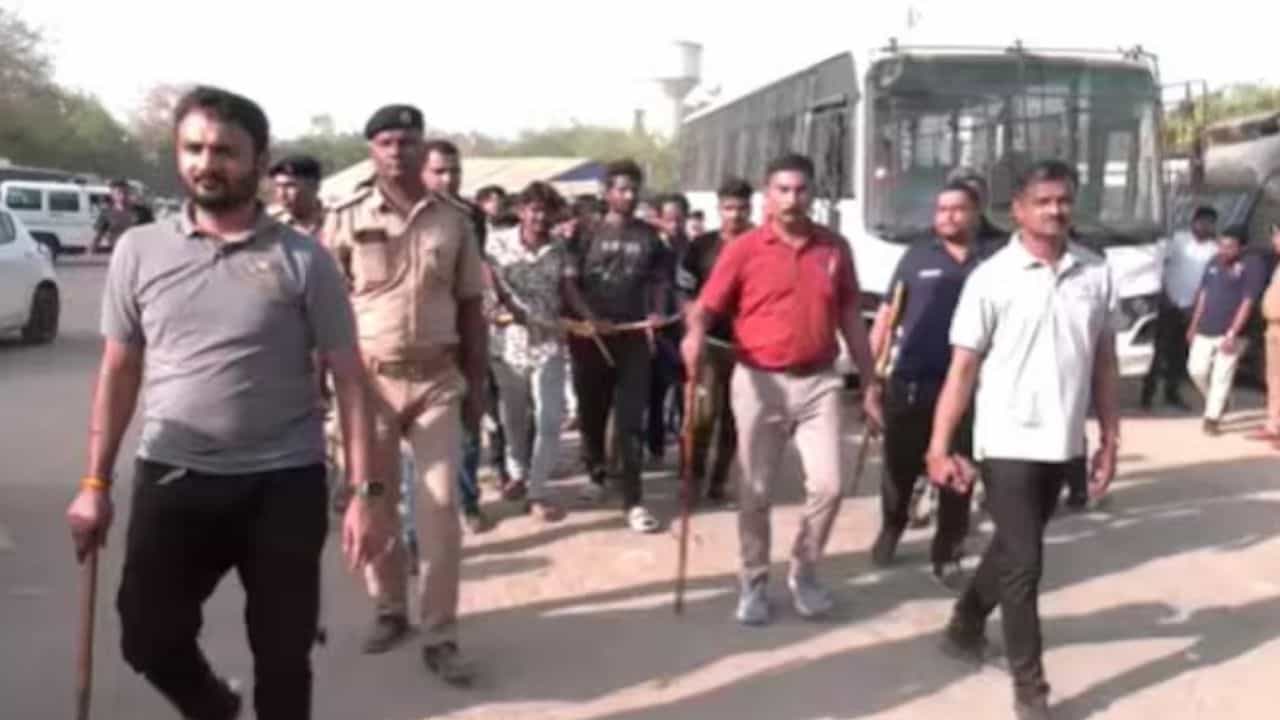 পাকিস্তানের দিকে সবার নজর, এই সুযোগেই বড় ষড়যন্ত্র? হাতেনাতে ধরা পড়ল ১২০০ জন! পাকিস্তানের দিকে সবার নজর, এই সুযোগেই বড় ষড়যন্ত্র? হাতেনাতে ধরা পড়ল ১২০০ জন!