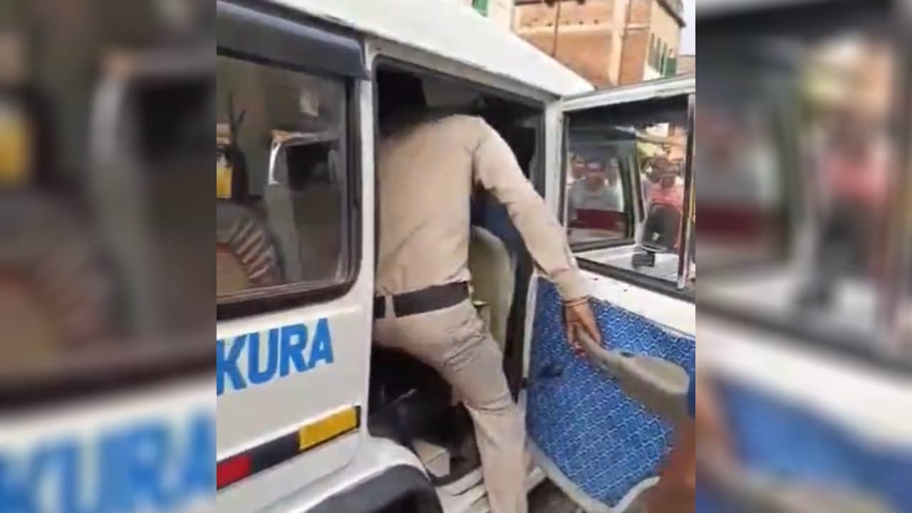 Bankura: চলন্ত বাসে অষ্টম শ্রেণির ছাত্রীর শ্লীলতাহানির অভিযোগ, যুবককে বাস থেকে নামিয়ে জুতোপেটা উত্তেজিত জনতার