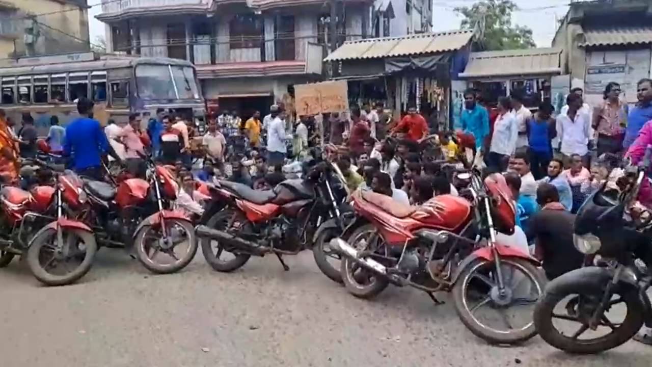 Road Accident: বেহাল রাস্তার বলি গ্রামের যুবক, আহত আরও ৬! লক্ষ লক্ষ টাকা এলেও কেন হচ্ছে না সংস্কার? পথ অবরোধ গ্রামবাসীদের