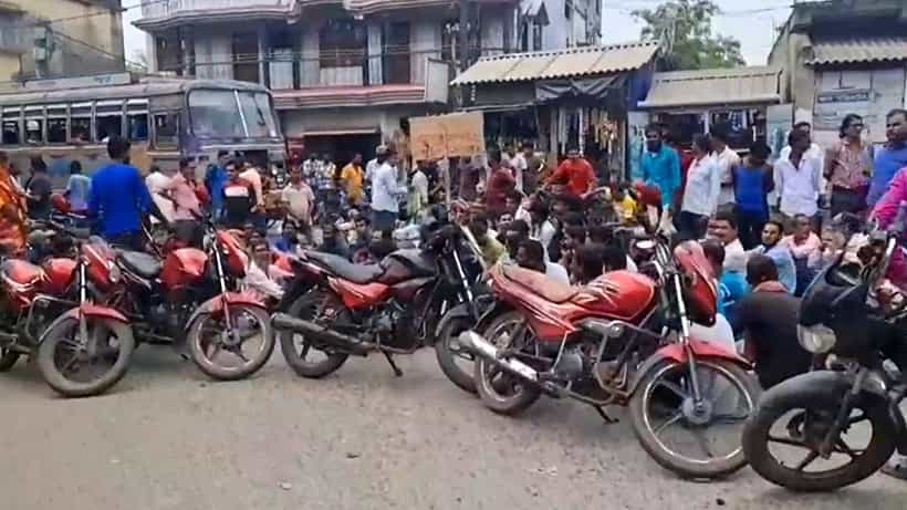 Road Accident: বেহাল রাস্তার বলি গ্রামের যুবক, আহত আরও ৬! লক্ষ লক্ষ টাকা এলেও কেন হচ্ছে না সংস্কার? পথ অবরোধ গ্রামবাসীদের