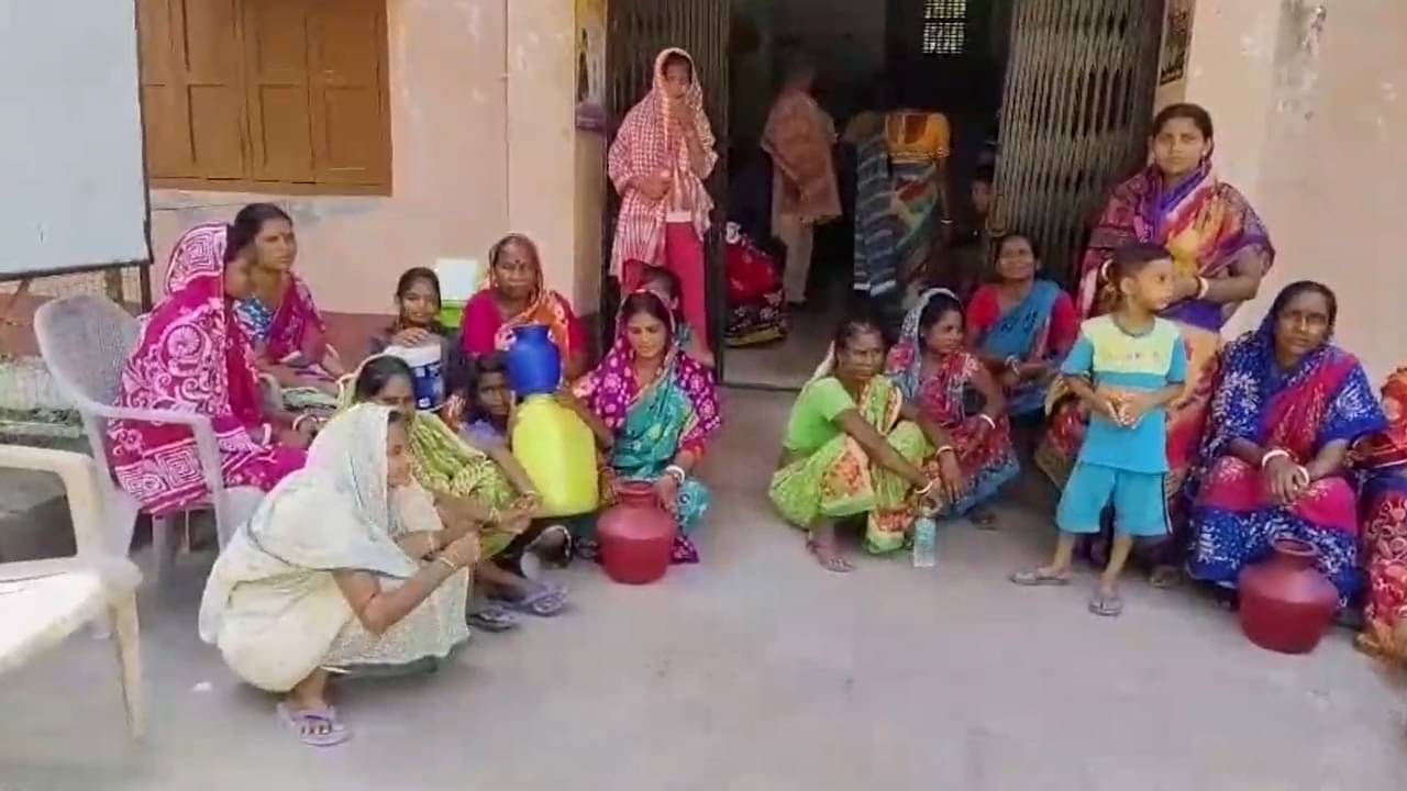 Water Crisis: জলসঙ্কট কাটাতে কড়া নির্দেশ ছিল নবান্নের, কিন্তু ছবিটা বদলাচ্ছে কোথায়? এবার BDO অফিসে হাঁড়ি-কলসি নিয়ে বিক্ষোভ মহিলাদের