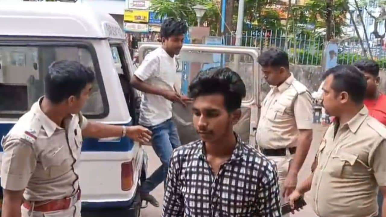 Barasat: পাখি মারার বন্দুক দিয়ে ছুটল গুলি, মৃত্যু পথকুকুরের, আটক ২